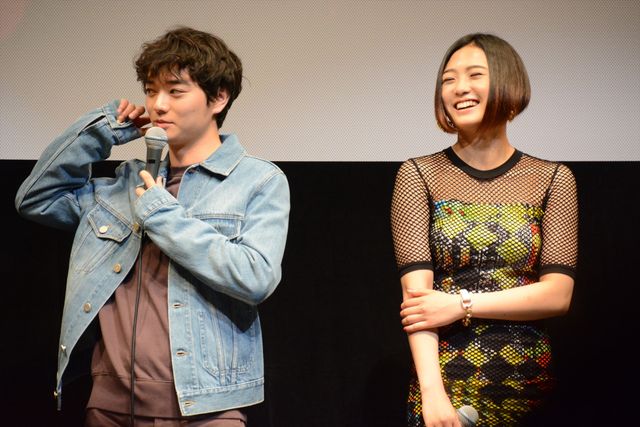 染谷将太、水野絵梨奈、渋川清彦、村上淳らがギターで鏡割り！『ソレダケ／that's it』初日舞台あいさつフォトギャラリー（8枚目）