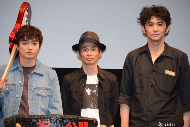 染谷将太、水野絵梨奈、渋川清彦、村上淳らがギターで鏡割り！『ソレダケ／that's it』初日舞台あいさつフォトギャラリー（11枚目）