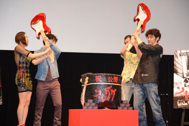 染谷将太、水野絵梨奈、渋川清彦、村上淳らがギターで鏡割り！『ソレダケ／that's it』初日舞台あいさつフォトギャラリー（12枚目）