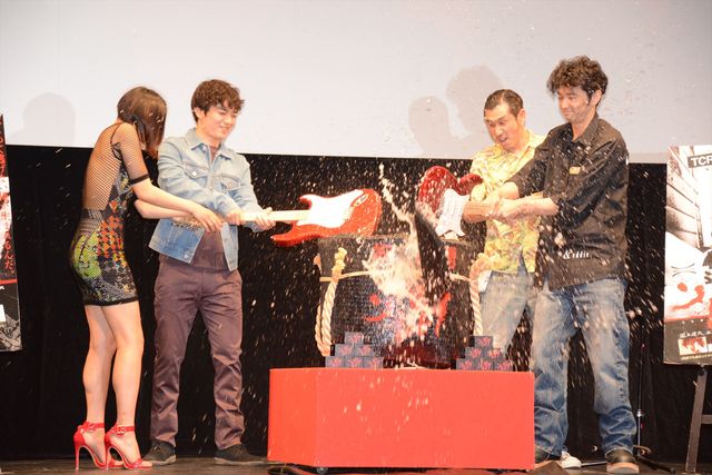 染谷将太、水野絵梨奈、渋川清彦、村上淳らがギターで鏡割り！『ソレダケ／that's it』初日舞台あいさつフォトギャラリー（13枚目）