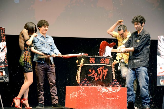 染谷将太、水野絵梨奈、渋川清彦、村上淳らがギターで鏡割り！『ソレダケ／that's it』初日舞台あいさつフォトギャラリー（16枚目）