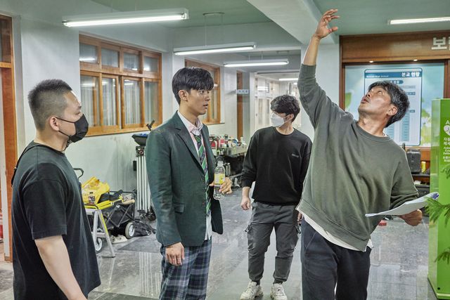 Netflix「今、私たちの学校は…」ほっこりメイキングカット（9枚目）