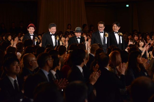 安藤サクラ＆松岡茉優がハグ！『万引き家族』作品賞受賞に感激：フォトギャラリー