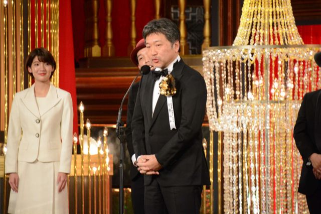 安藤サクラ＆松岡茉優がハグ！『万引き家族』作品賞受賞に感激（2枚目）