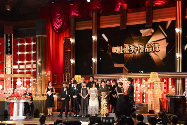 安藤サクラ＆松岡茉優がハグ！『万引き家族』作品賞受賞に感激（9枚目）