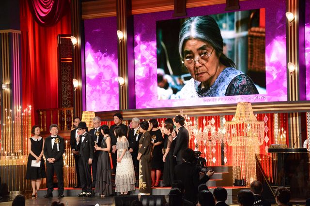 安藤サクラ＆松岡茉優がハグ！『万引き家族』作品賞受賞に感激（10枚目）