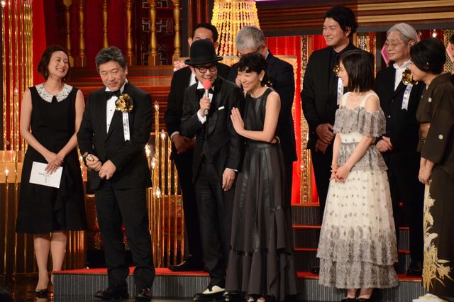 安藤サクラ＆松岡茉優がハグ！『万引き家族』作品賞受賞に感激（11枚目）