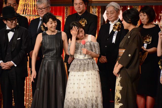 安藤サクラ＆松岡茉優がハグ！『万引き家族』作品賞受賞に感激（12枚目）