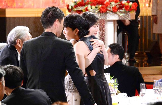 安藤サクラ＆松岡茉優がハグ！『万引き家族』作品賞受賞に感激（15枚目）