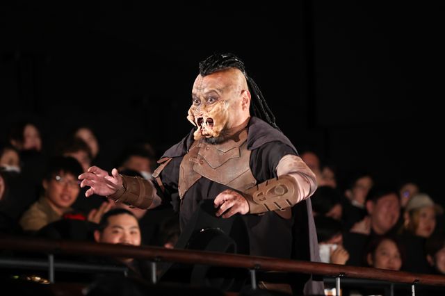 ハリウッドザコシショウ激変！プレデター姿で松村沙友理＆早見沙織とプレミア出席（2枚目）