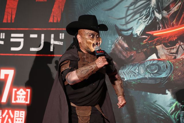 ハリウッドザコシショウ激変！プレデター姿で松村沙友理＆早見沙織とプレミア出席（3枚目）