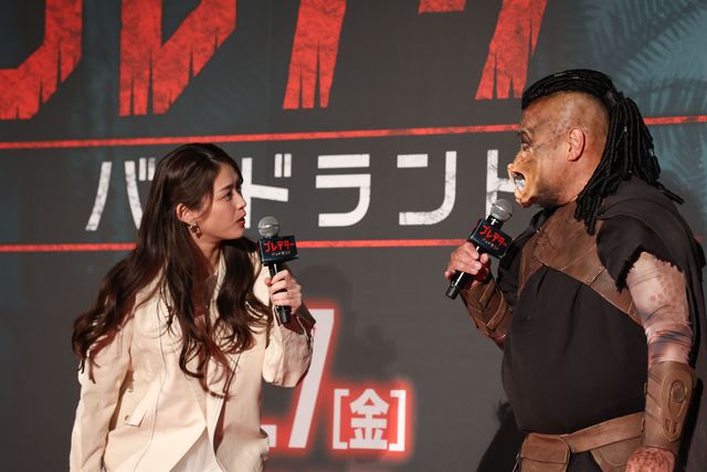 ハリウッドザコシショウ激変！プレデター姿で松村沙友理＆早見沙織とプレミア出席（7枚目）