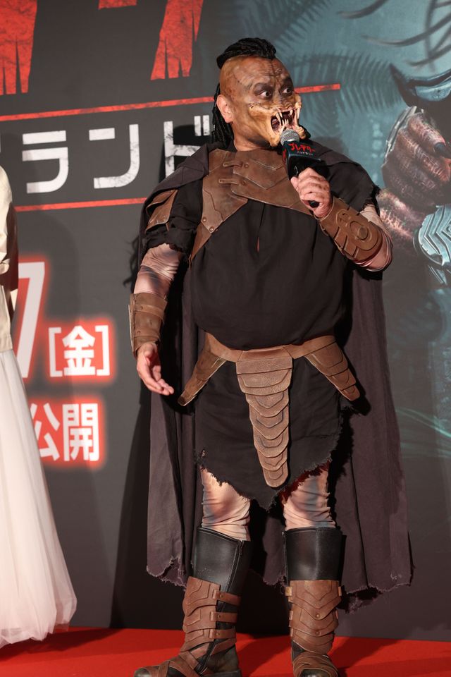 ハリウッドザコシショウ激変！プレデター姿で松村沙友理＆早見沙織とプレミア出席（8枚目）