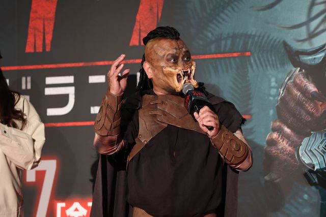 ハリウッドザコシショウ激変！プレデター姿で松村沙友理＆早見沙織とプレミア出席（9枚目）