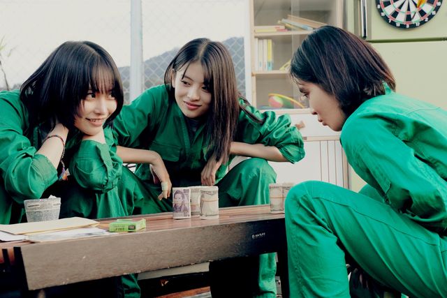 南沙良、出口夏希、吉田美月喜がグリーン作業着で不敵な笑み！映画『万事快調＜オール・グリーンズ＞』場面写真：フォトギャラリー