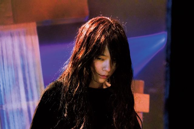 土屋太鳳、芳根京子を踏みつける！『累－かさね－』場面写真（3枚目）