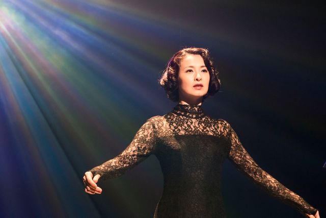 土屋太鳳、芳根京子を踏みつける！『累－かさね－』場面写真（5枚目）