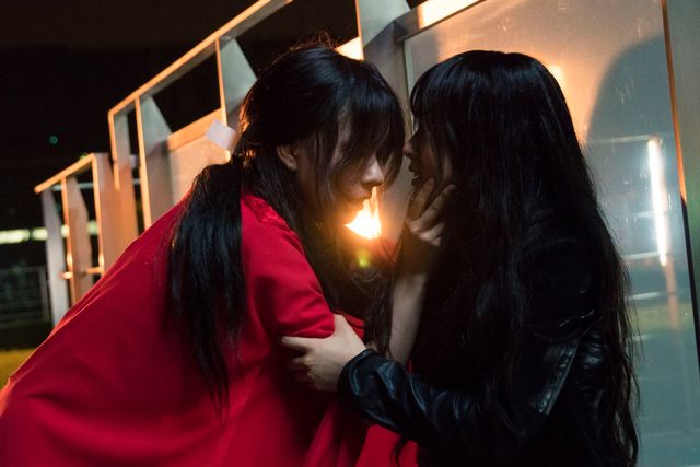 土屋太鳳、芳根京子を踏みつける！『累－かさね－』場面写真（6枚目）