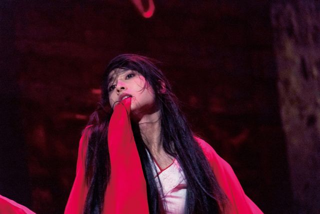 土屋太鳳、芳根京子を踏みつける！『累－かさね－』場面写真（8枚目）