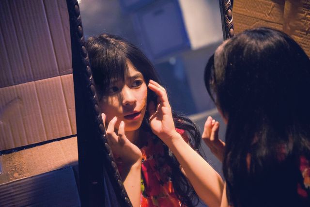 土屋太鳳、芳根京子を踏みつける！『累－かさね－』場面写真（9枚目）
