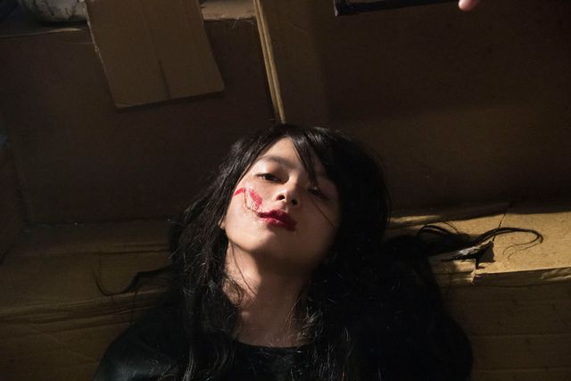 土屋太鳳、芳根京子を踏みつける！『累－かさね－』場面写真（14枚目）