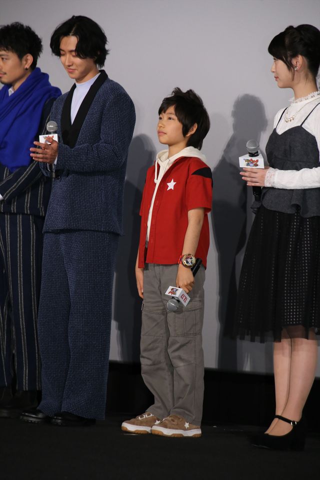 イケメンスマイルがまぶしい……!!『映画　妖怪ウォッチ　空飛ぶクジラとダブル世界の大冒険だニャン！』初日舞台あいさつフォトギャラリー（5枚目）
