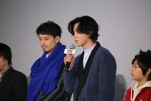 イケメンスマイルがまぶしい……!!『映画　妖怪ウォッチ　空飛ぶクジラとダブル世界の大冒険だニャン！』初日舞台あいさつフォトギャラリー（11枚目）