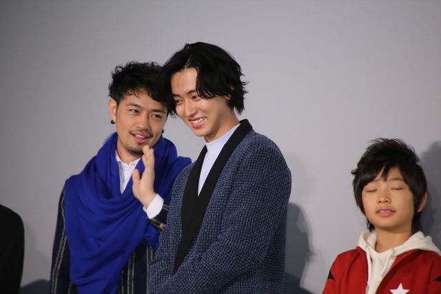 イケメンスマイルがまぶしい……!!『映画　妖怪ウォッチ　空飛ぶクジラとダブル世界の大冒険だニャン！』初日舞台あいさつフォトギャラリー（16枚目）