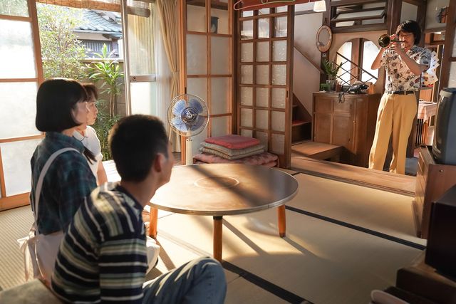 トランペットを手に…「カムカムエヴリバディ」第93回の場面写真：フォトギャラリー