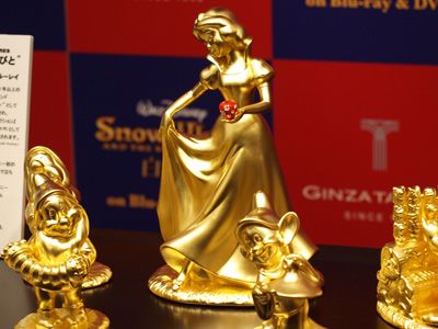 3,000万円相当の純金製「白雪姫と７人のこびと」