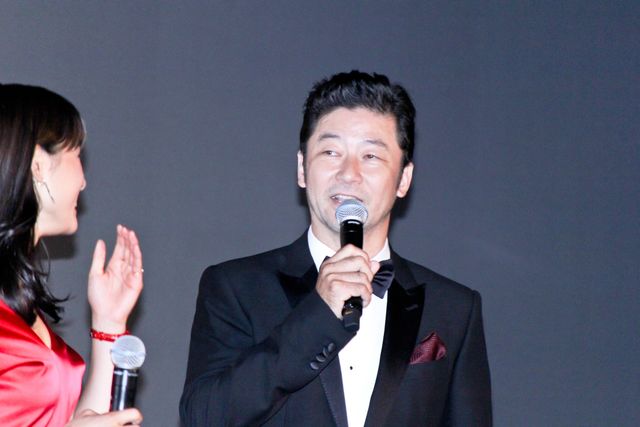 土屋太鳳＆芳根京子、対照的な赤黒ドレスで魅了！映画『累　－かさね－』初日舞台あいさつ（2枚目）