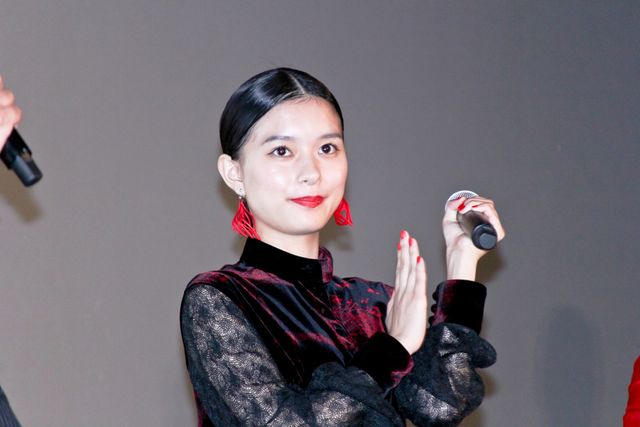 土屋太鳳＆芳根京子、対照的な赤黒ドレスで魅了！映画『累　－かさね－』初日舞台あいさつ（3枚目）