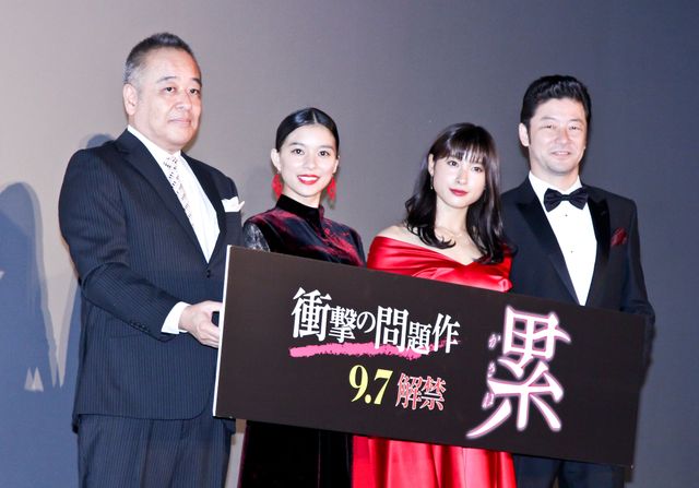 土屋太鳳＆芳根京子、対照的な赤黒ドレスで魅了！映画『累　－かさね－』初日舞台あいさつ（6枚目）