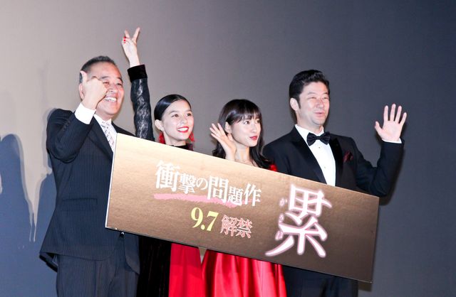 土屋太鳳＆芳根京子、対照的な赤黒ドレスで魅了！映画『累　－かさね－』初日舞台あいさつ（7枚目）