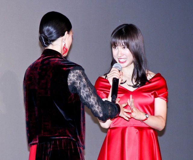 土屋太鳳＆芳根京子、対照的な赤黒ドレスで魅了！映画『累　－かさね－』初日舞台あいさつ（9枚目）