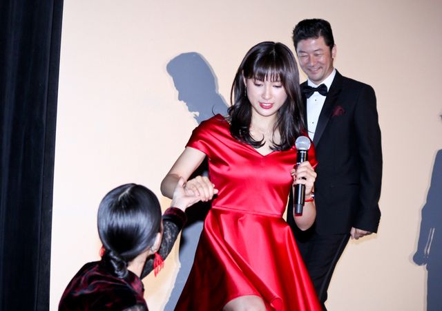 土屋太鳳＆芳根京子、対照的な赤黒ドレスで魅了！映画『累　－かさね－』初日舞台あいさつ（10枚目）