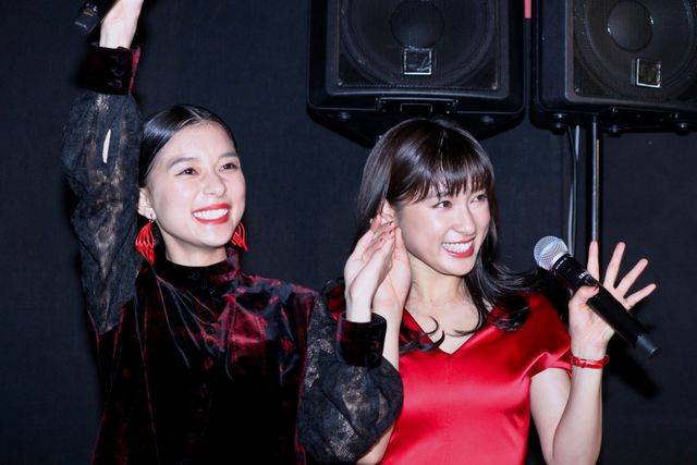 土屋太鳳＆芳根京子、対照的な赤黒ドレスで魅了！映画『累　－かさね－』初日舞台あいさつ（12枚目）