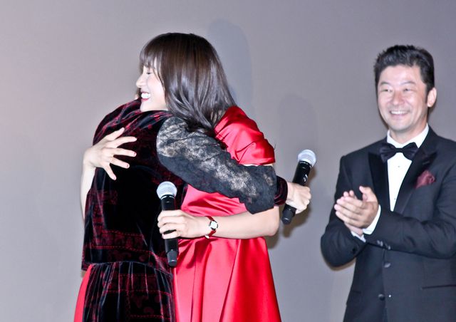 土屋太鳳＆芳根京子、対照的な赤黒ドレスで魅了！映画『累　－かさね－』初日舞台あいさつ（13枚目）