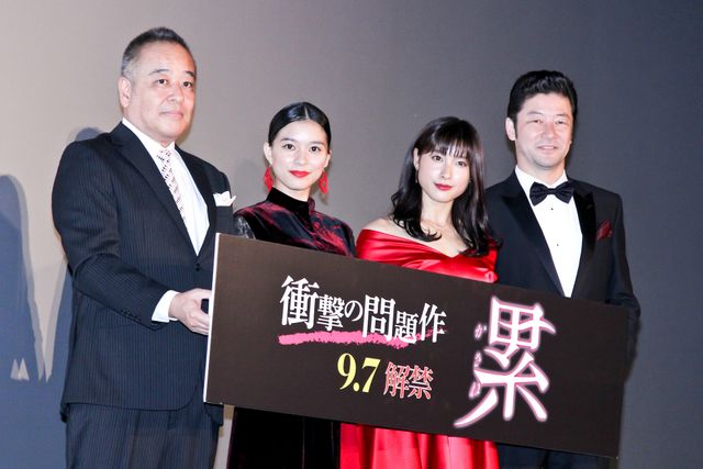 土屋太鳳＆芳根京子、対照的な赤黒ドレスで魅了！映画『累　－かさね－』初日舞台あいさつ（14枚目）