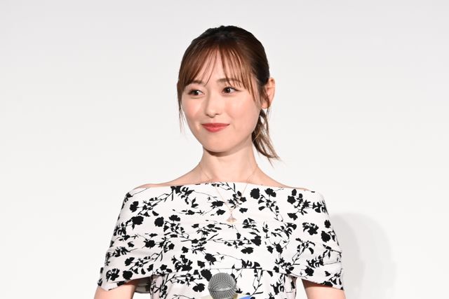 福原遥、777本の百合に包まれ…『あの星が降る丘で、君とまた出会いたい。』完成披露試写会（2枚目）