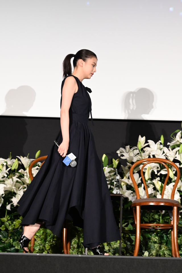福原遥、777本の百合に包まれ…『あの星が降る丘で、君とまた出会いたい。』完成披露試写会（8枚目）