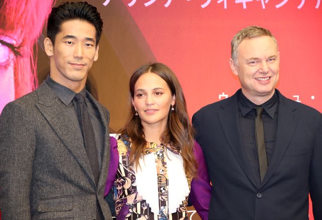 アリシア・ヴィキャンデル、『アースクエイクバード』監督と共に来日!