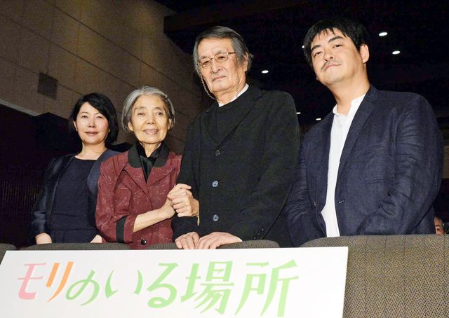 樹木希林と山崎努、仲良く腕組み『モリのいる場所』初日舞台あいさつ（2枚目）