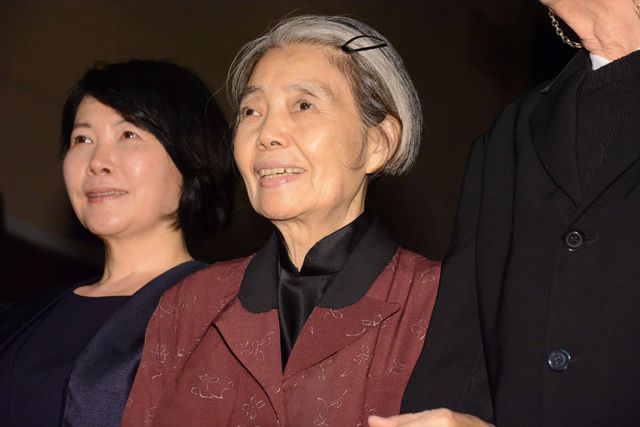 樹木希林と山崎努、仲良く腕組み『モリのいる場所』初日舞台あいさつ（3枚目）