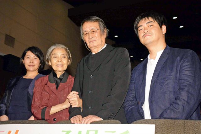 樹木希林と山崎努、仲良く腕組み『モリのいる場所』初日舞台あいさつ（8枚目）