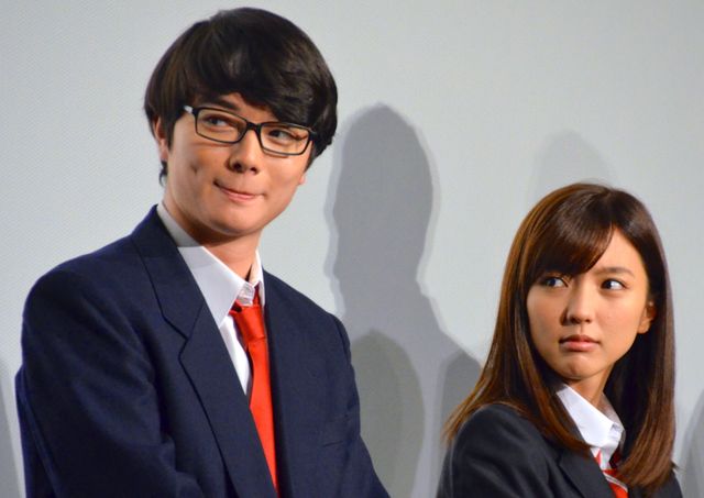 男子の夢!?制服のボタンを女優陣に引きちぎられる染谷将太フォトギャラリー（4枚目）