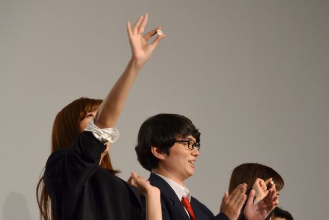 男子の夢!?制服のボタンを女優陣に引きちぎられる染谷将太フォトギャラリー（6枚目）