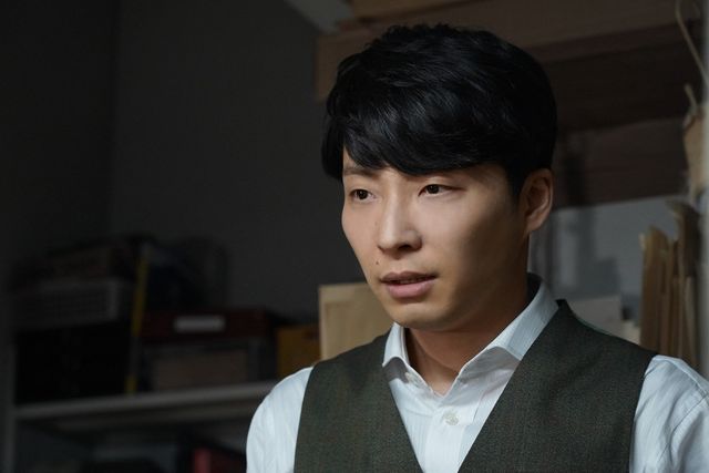 小栗旬の意味深な表情…映画『罪の声』劇中カット：フォトギャラリー