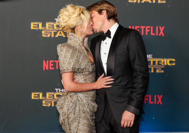 映画『エレクトリック・ステイト』のワールドプレミアでキスするミリー・ボビー・ブラウン＆ジェイク・ボンジョヴィ