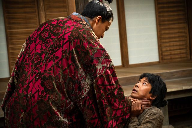 信長（小栗旬）と小一郎（仲野太賀）